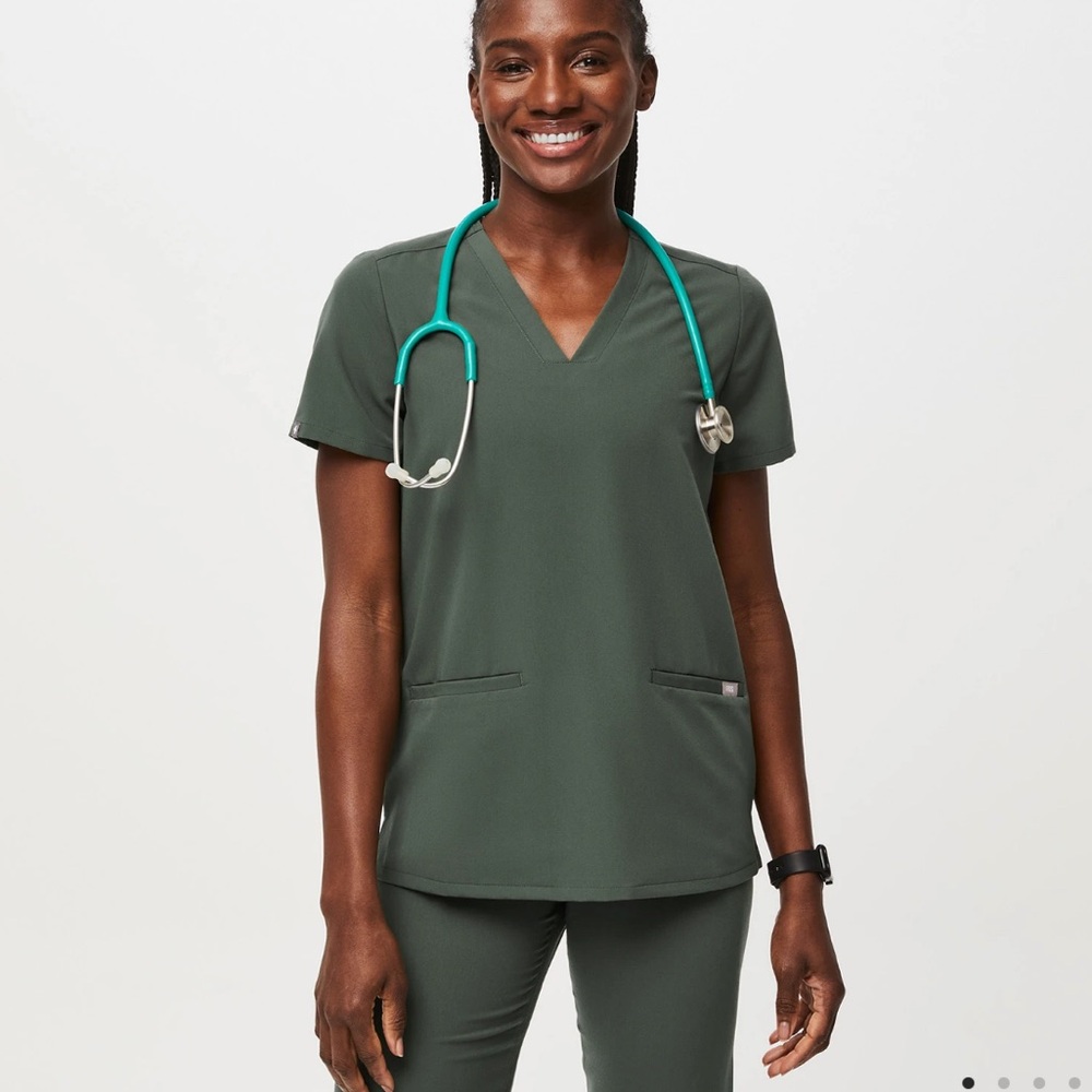 FIGS Women's Casma Three-Pocket Scrub Top - Moss